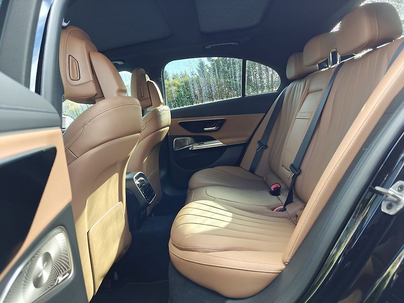 Mercedes-Benz Třídy E E 220 d AMG 4MATIC - fotka 14 z 22