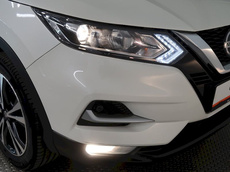 Nissan Qashqai (2021) 1.3DiG-T 103KW TAŽNÉ 360*CAMER - fotka 10 z 33