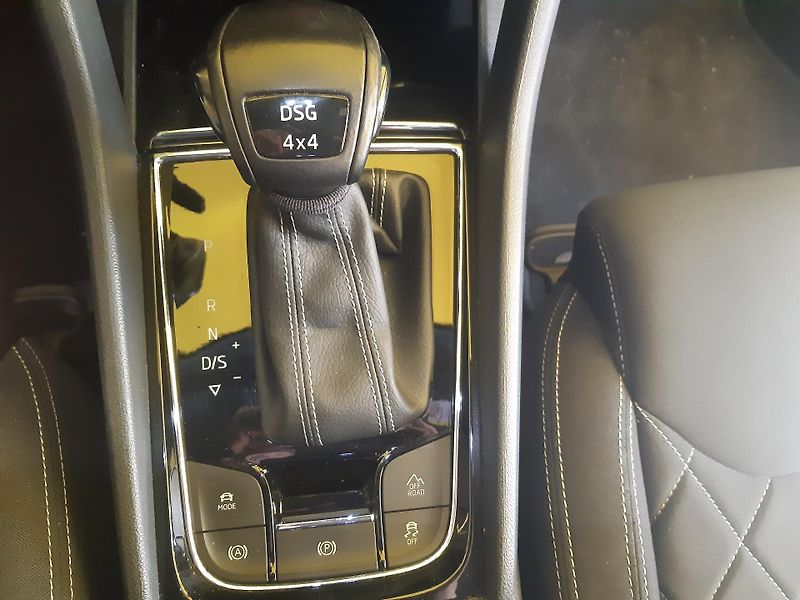 Škoda Karoq 2.0 TDI 4x4 SPORTLINE          - fotka 19 z 26
