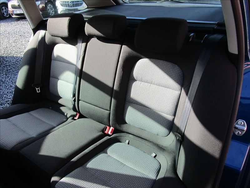 Škoda Superb Combi 2.0TDi Ambi, aut. Klima - fotka 27 z 40