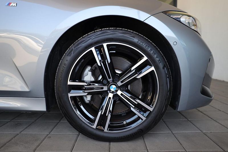 BMW Řada 3 330i xDrive Touring - fotka 7 z 22