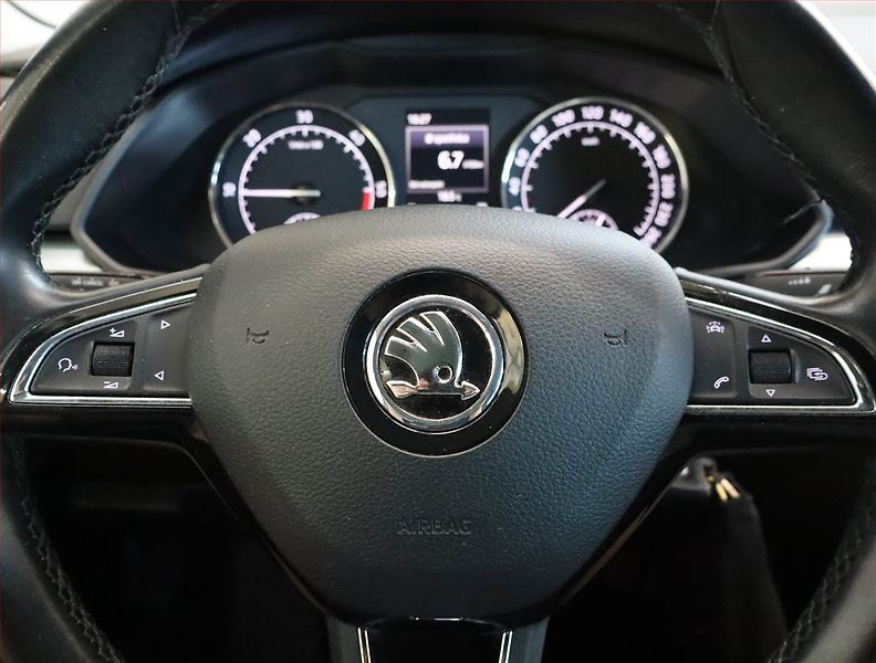 Škoda Superb (2016) 2.0 TDI 4x4, 4X4, Bi-Xenony - fotka 26 z 28