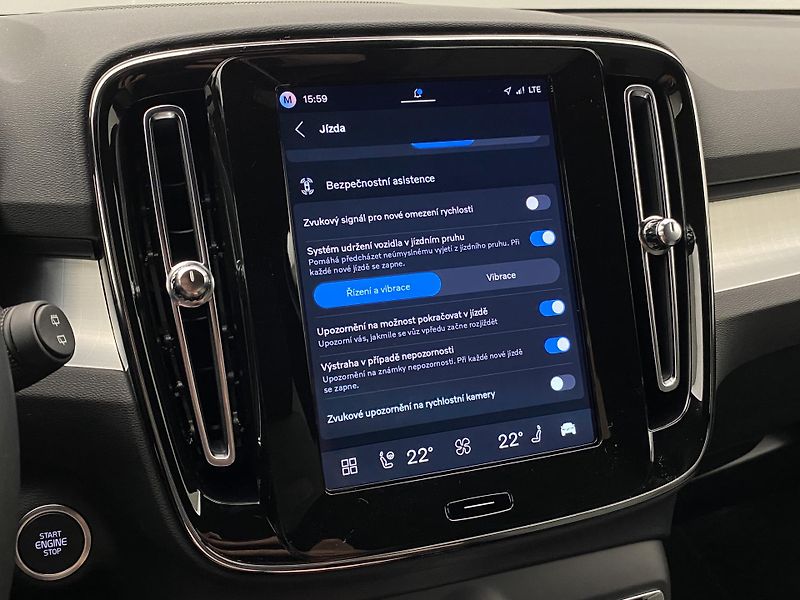 Volvo XC40 (2026) B4 AUT DARK PLUS - fotka 48 z 61