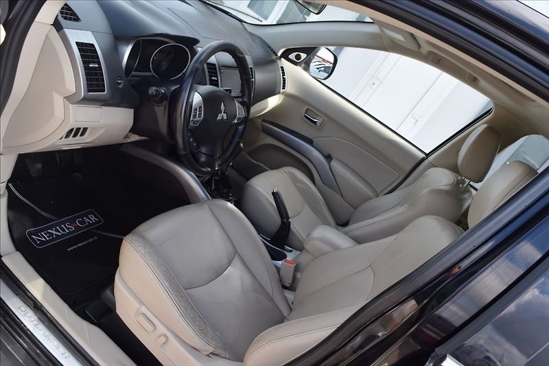 Mitsubishi Outlander 2,2 d 115KW TAŽNÉ 7MÍST 4X4 - fotka 15 z 51