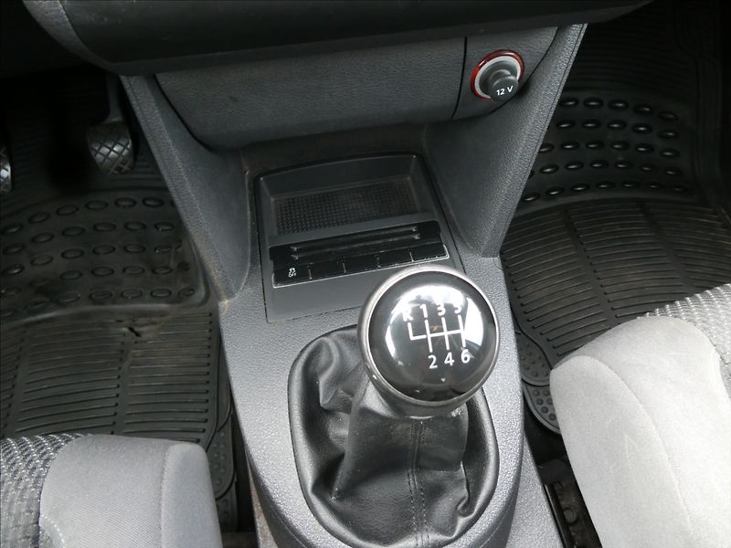 Volkswagen Touran 2,0 TDi 103kW Comfort,2x kola - fotka 29 z 47