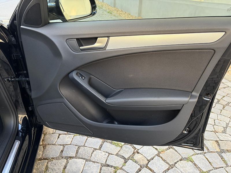 Audi A4 2,0 TDI, manual, nehavarovane - fotka 23 z 26