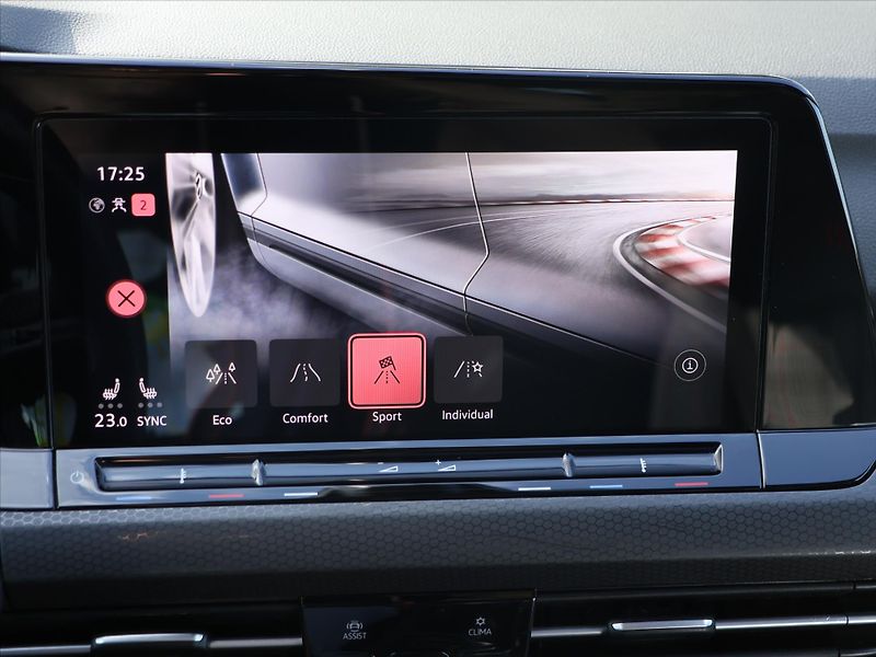Volkswagen Golf 2,0 TSI GTI 180kW Virtual DPH - fotka 22 z 36