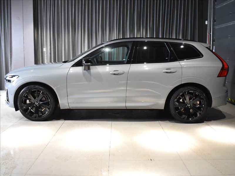 Volvo XC60 2,0 B5 AWD Ultra B&W,Pano,BLIS - fotka 2 z 17