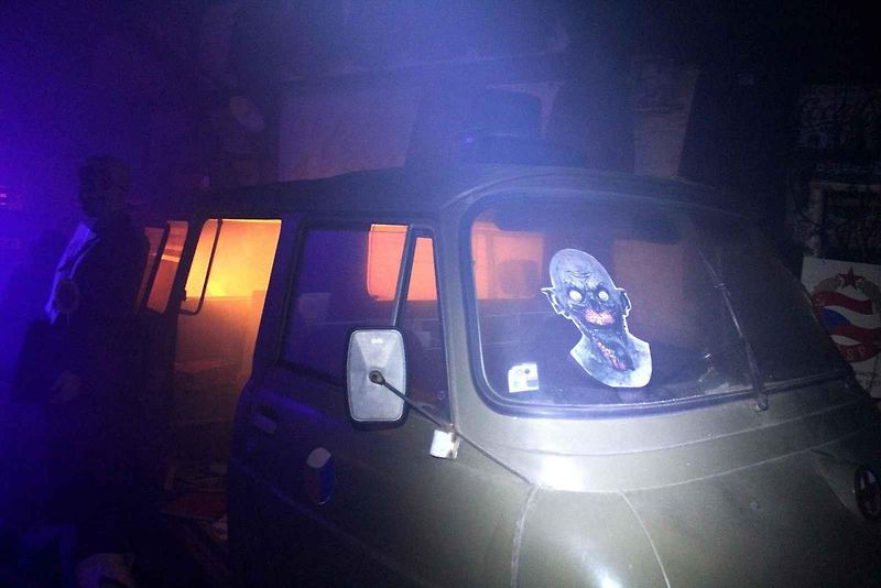 Auto-retro-muzeum Veteráni Litvínov se převléklo do strašidelných kostýmů. Návštěvníci si strašení užívali.