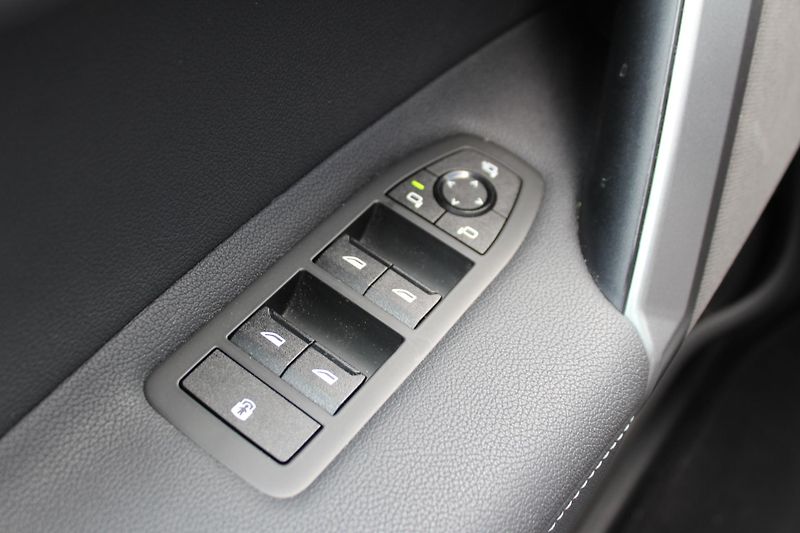 BMW iX xDrive45, 300kW - fotka 20 z 25