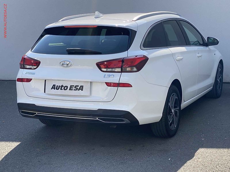 Hyundai i30 (2022) 1.5 T-GDi, Smart, kamera - fotka 4 z 17