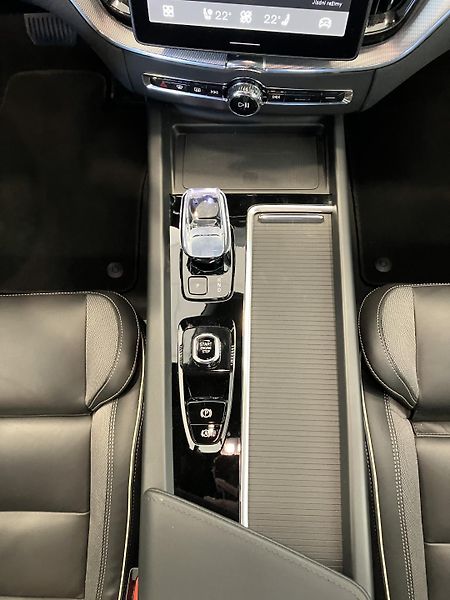 Volvo XC60 B5 AWD Black Edition Plus AT8 - fotka 20 z 47