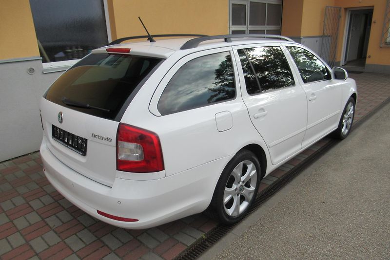 Škoda Octavia 1.6 TDi ELEGANCE AUT. KLIMA - fotka 2 z 20