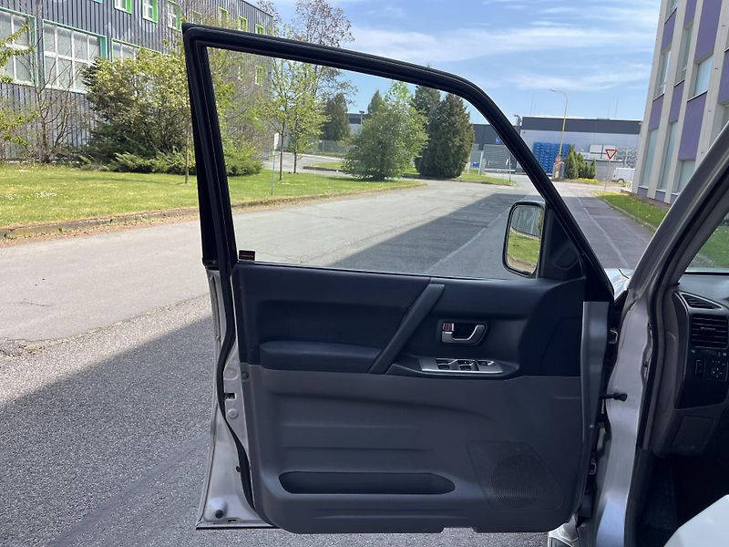 Mitsubishi Pajero 3.2 DID bez koroze - fotka 9 z 33