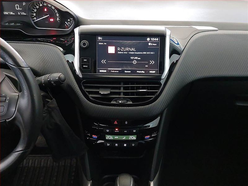 Peugeot 2008 (2018) 1.2 PureTech, Automat - fotka 9 z 14