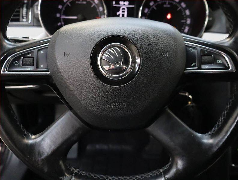 Škoda Superb (2015) Style 2.0 TDI, Navi, Xenony - fotka 21 z 22