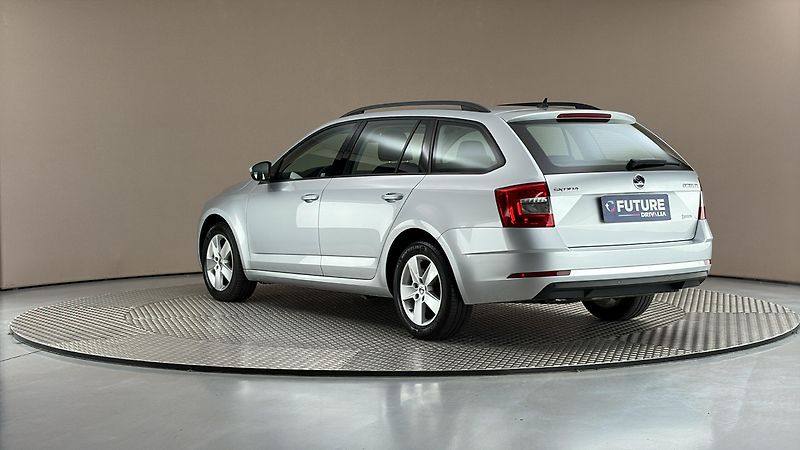 Škoda Octavia 1.6 TDI Ambition Combi - fotka 2 z 24