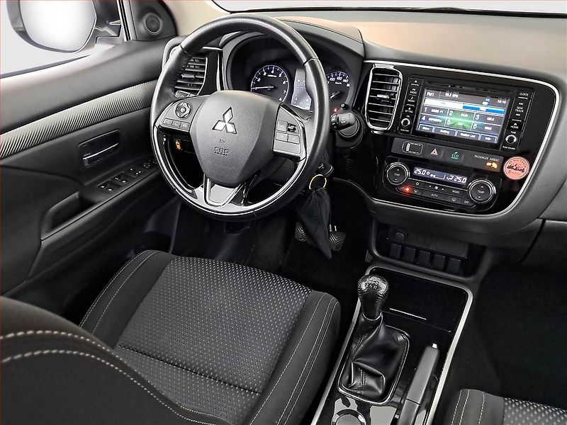 Mitsubishi Outlander (2017) 2.0, Tempomat, Park. senzory - fotka 7 z 17