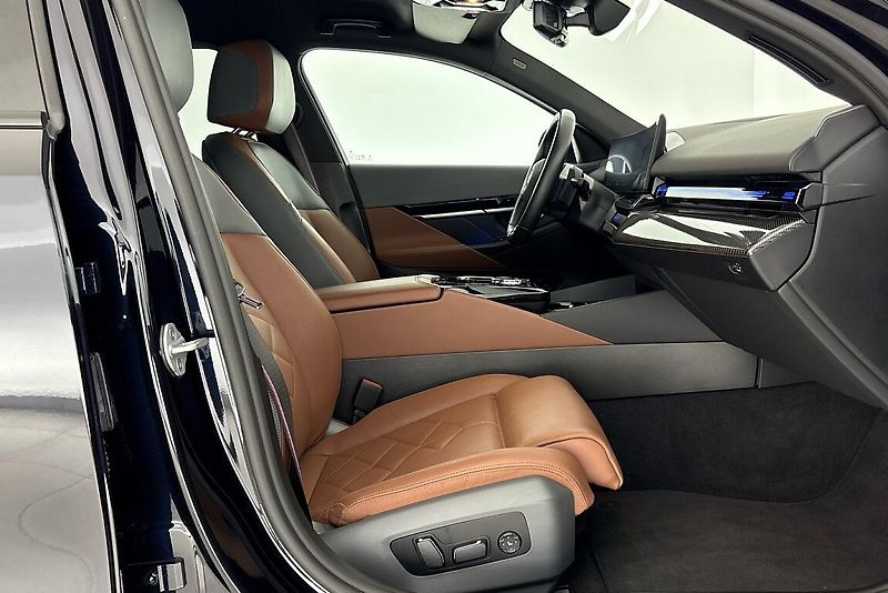 BMW Řada 5 540d xDrive Touring - fotka 13 z 25