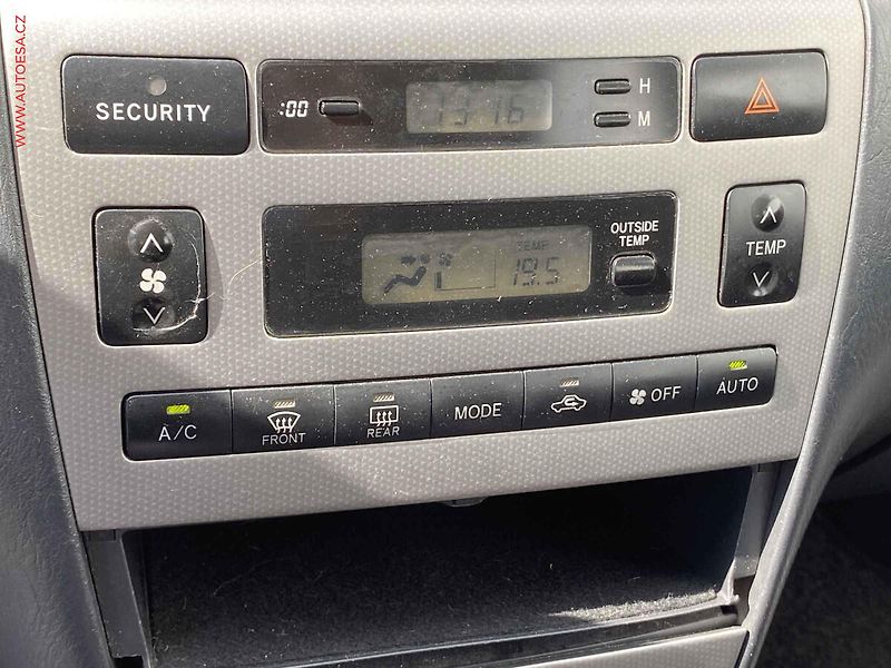 Toyota Corolla (2004) 2.0 D, AC - fotka 13 z 15