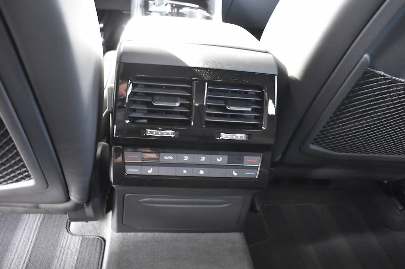 Volkswagen Touareg (2025) R-Line 3.0TDI 210kW,webasto,ta - fotka 16 z 32
