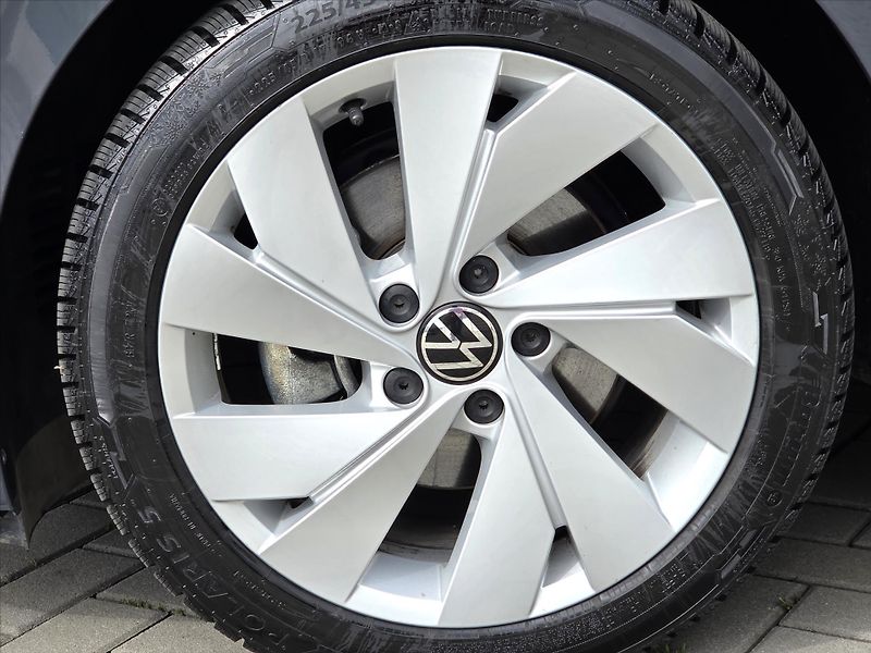 Volkswagen Golf 1,5 eTSi 110kW DSG Tov.záruka - fotka 23 z 24