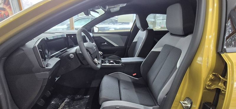 Opel Astra Edition HB 1.2 TURBO (96kW/130 - fotka 10 z 32