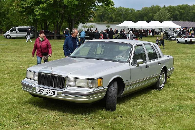 Ve Varnsdorfu se potkali majitelé několika desítek automobilových veteránů.