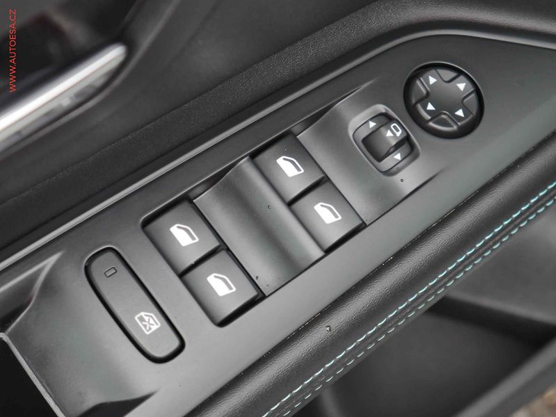 Peugeot 5008 (2022) 1.5HDi, ČR, Allure, AT, LED - fotka 16 z 25
