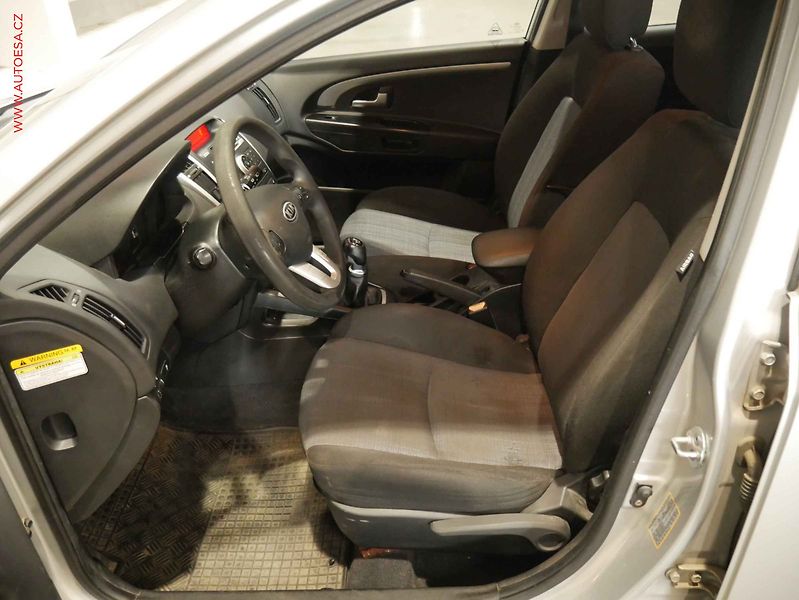 Kia Ceed (2010) 1.6 CRDI, 2.maj,ČR, AC, temp. - fotka 9 z 18