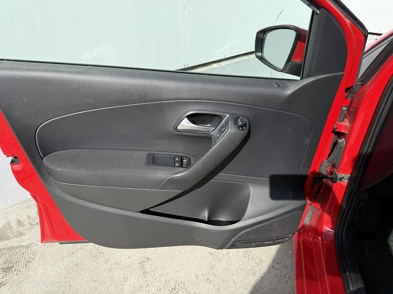 Volkswagen Polo (2016) 1.0 MPI ČR 50551km - fotka 17 z 21