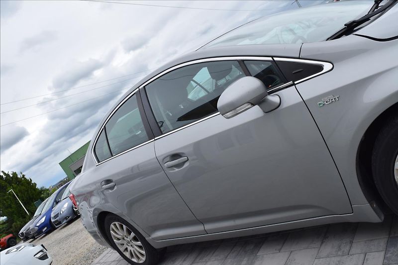 Toyota Avensis 2,2 D-CAT 130KW NOVÉ V CZ - fotka 9 z 43