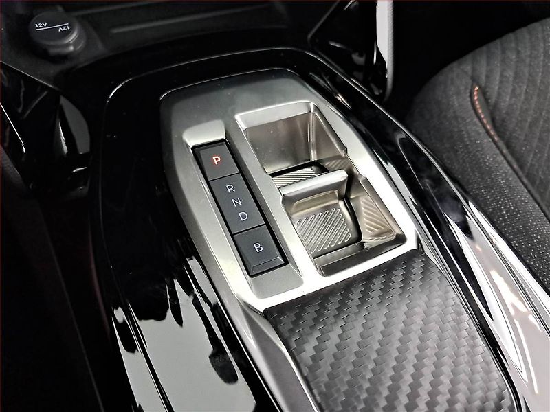 Peugeot 2008 (2026) 54 kWh, SoH 99% - fotka 13 z 20