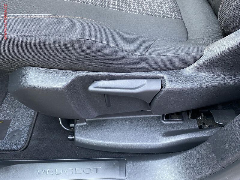 Peugeot 3008 (2019) 1.2PT, Active, navi, kamera - fotka 14 z 18