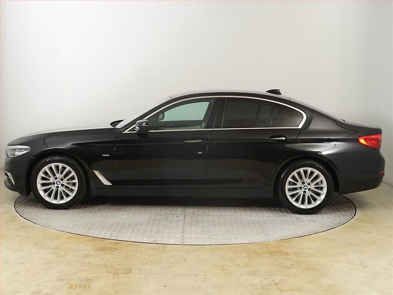 BMW Řada 5 (2018) Luxury Line 530i xDrive - fotka 3 z 25