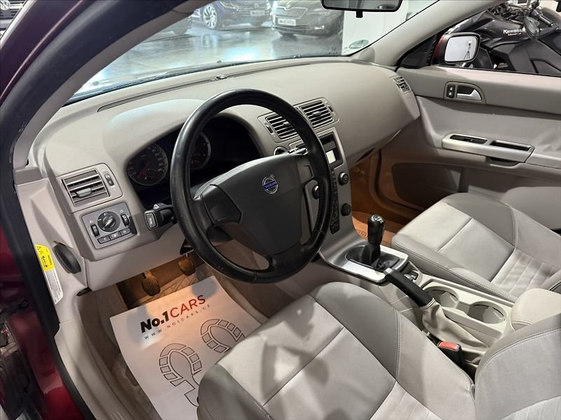 Volvo V50 2,0   D 100KW KRÁSNÝ STAV TZ - fotka 7 z 19