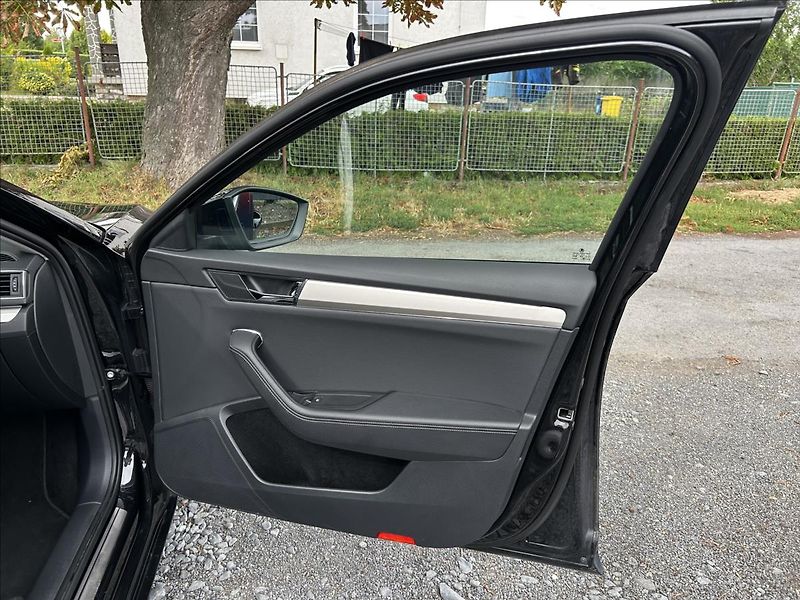 Škoda Superb 2,0 TDi DPH  360° Travel Asist - fotka 31 z 50