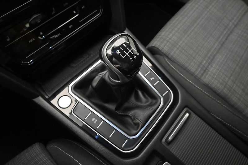 Volkswagen Passat 2,0 TDI 110kW Business Záruka - fotka 23 z 31