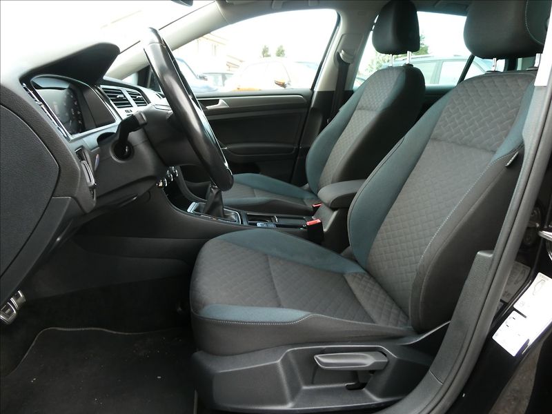 Volkswagen Golf 1,6 TDi 85kW IQ.Drive,1.maj,TZ - fotka 17 z 47