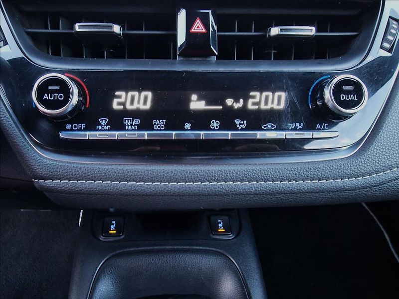 Toyota Corolla 1.8 Hybrid Comfort, ČR,1.Maj. - fotka 30 z 46