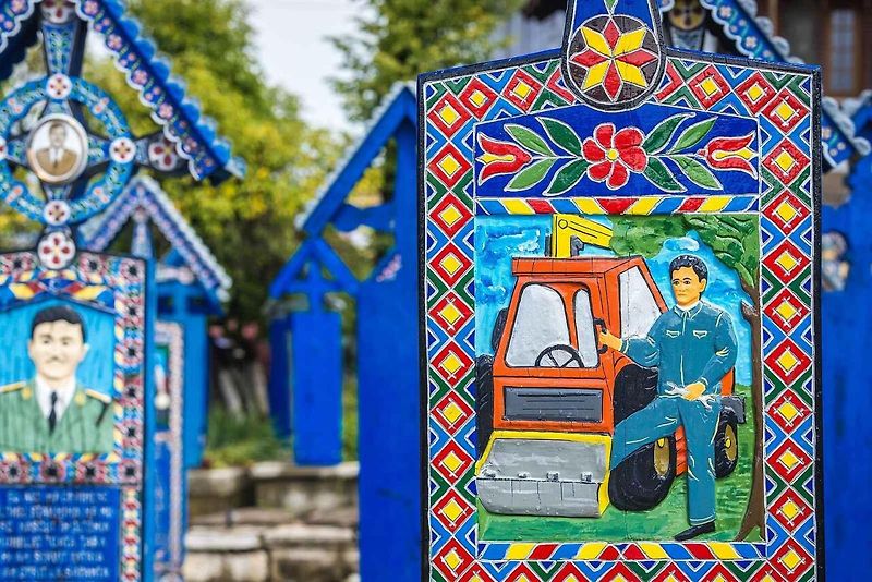 Pomníkům dominuje nebeská modrá, která je mnohými označována rovněž jako Săpânţa modrá.