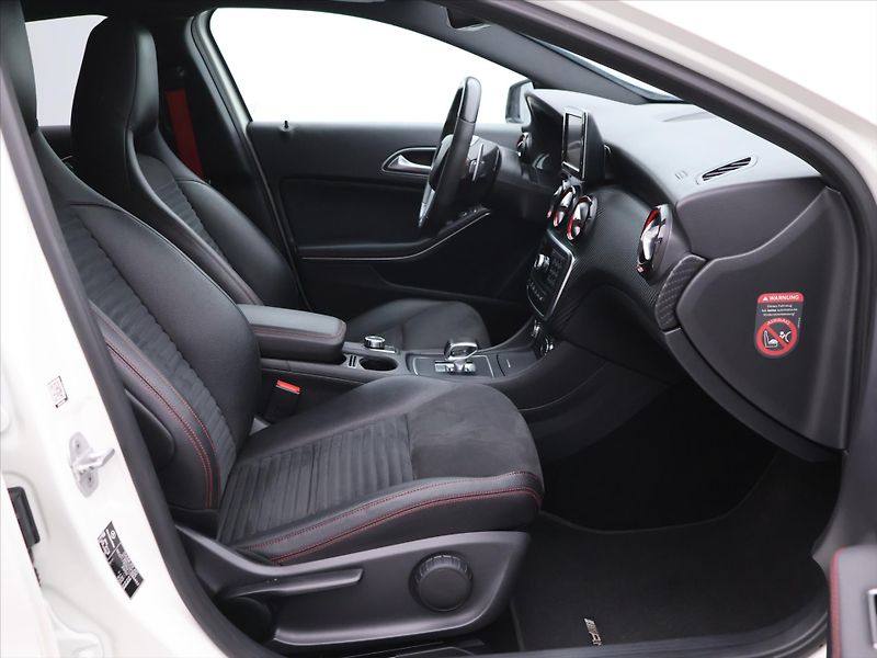 Mercedes-Benz Třídy A 2,0 45 265 kW 4Matic AMG Aut. - fotka 12 z 33