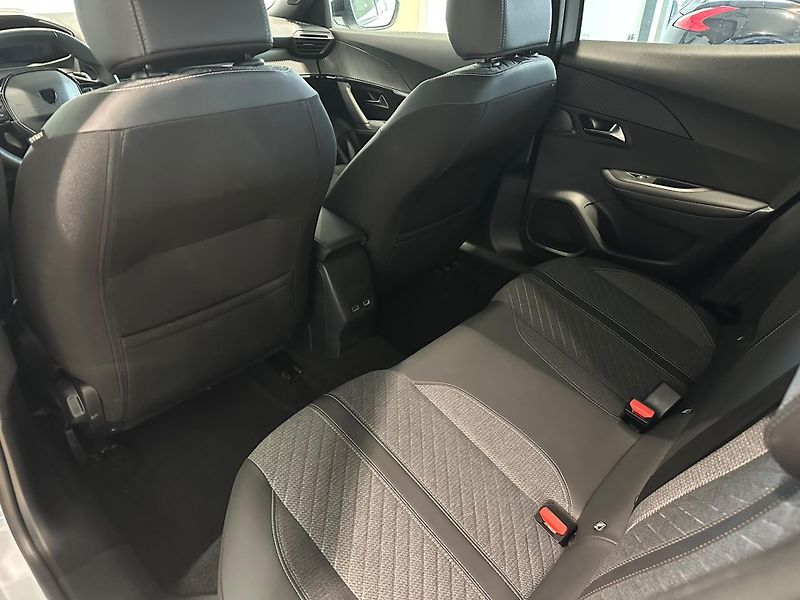 Peugeot 2008 1.2 PureTech,130HP,automat - fotka 8 z 17