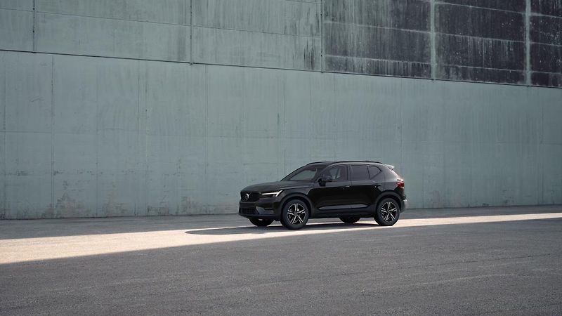 Volvo XC40 (2026) B4 AUT DARK PLUS - fotka 2 z 10