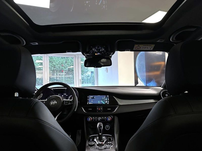 Alfa Romeo Giulia (2022) 2.0T 280k AT8 ZF Q4 4x4 Veloce - fotka 19 z 22