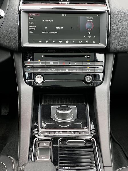 Jaguar F-Pace 25D AWD 177kW R-Sport DPH TZ - fotka 14 z 29