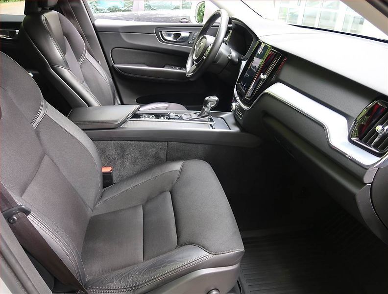 Volvo XC60 (2019) D4 - fotka 9 z 27