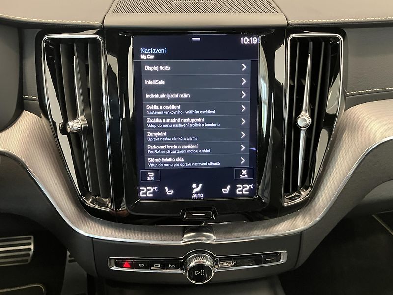 Volvo XC60 B4 AWD R-Design AT8, ČR - fotka 42 z 50