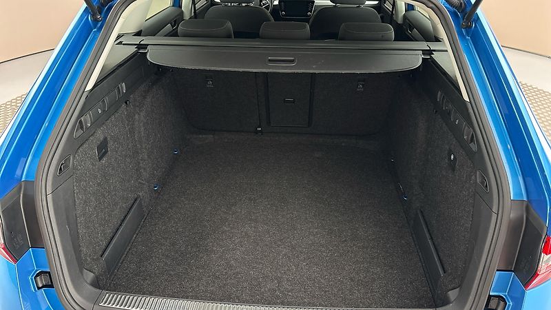 Škoda Superb 2.0 TDI Ambition Combi - fotka 17 z 24