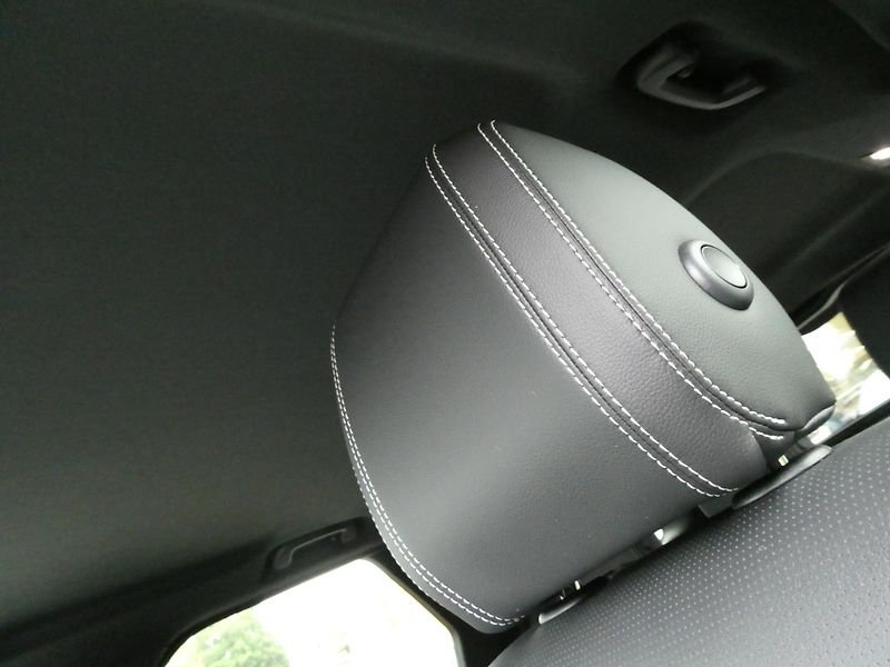 Land Rover Discovery 5 3,0  S D250 - fotka 11 z 36
